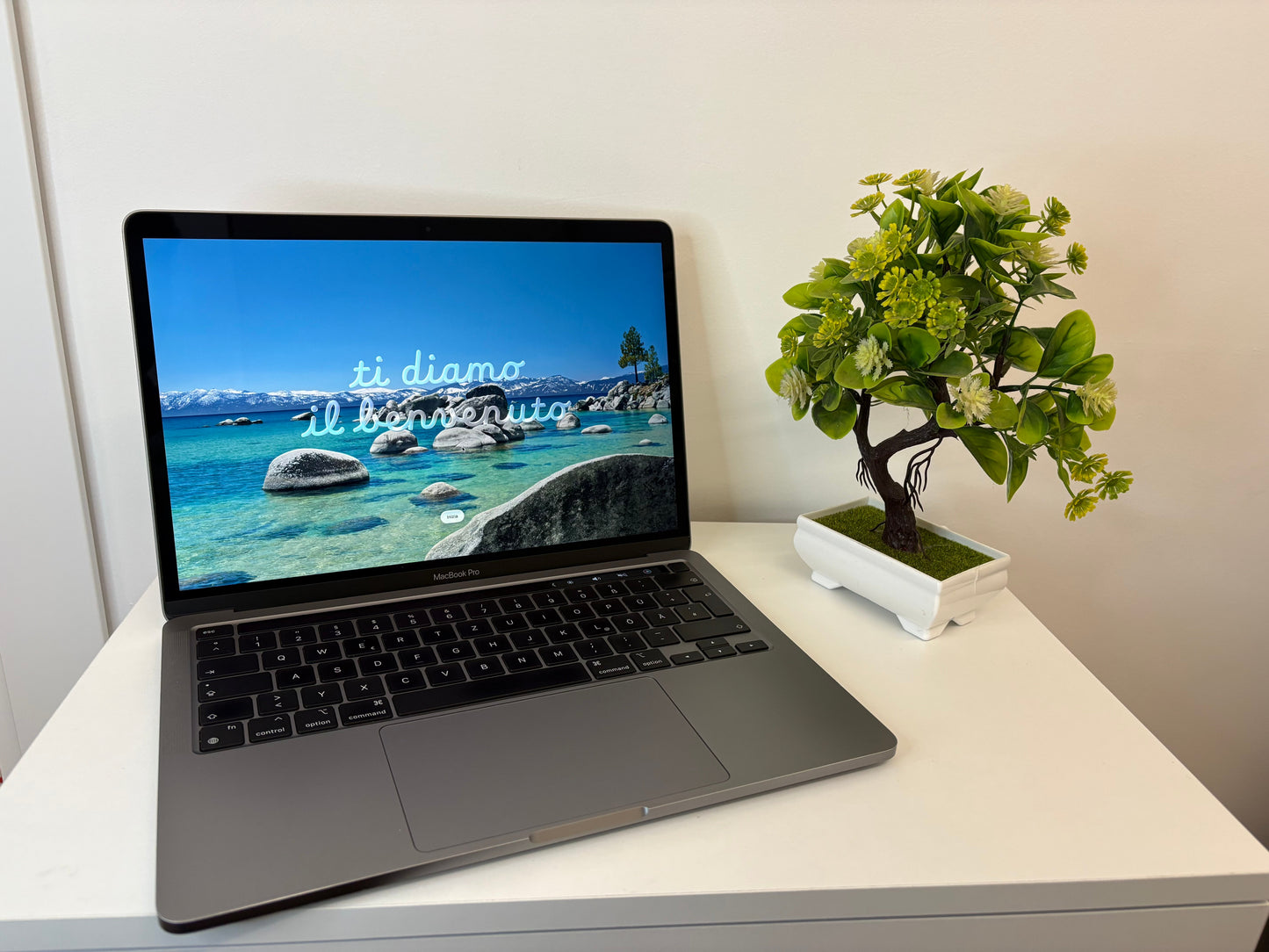MacBook Pro 13" M1 2020 | 8GB RAM | 512GB SSD | 8-Core GPU | Touch Bar | Grigio
