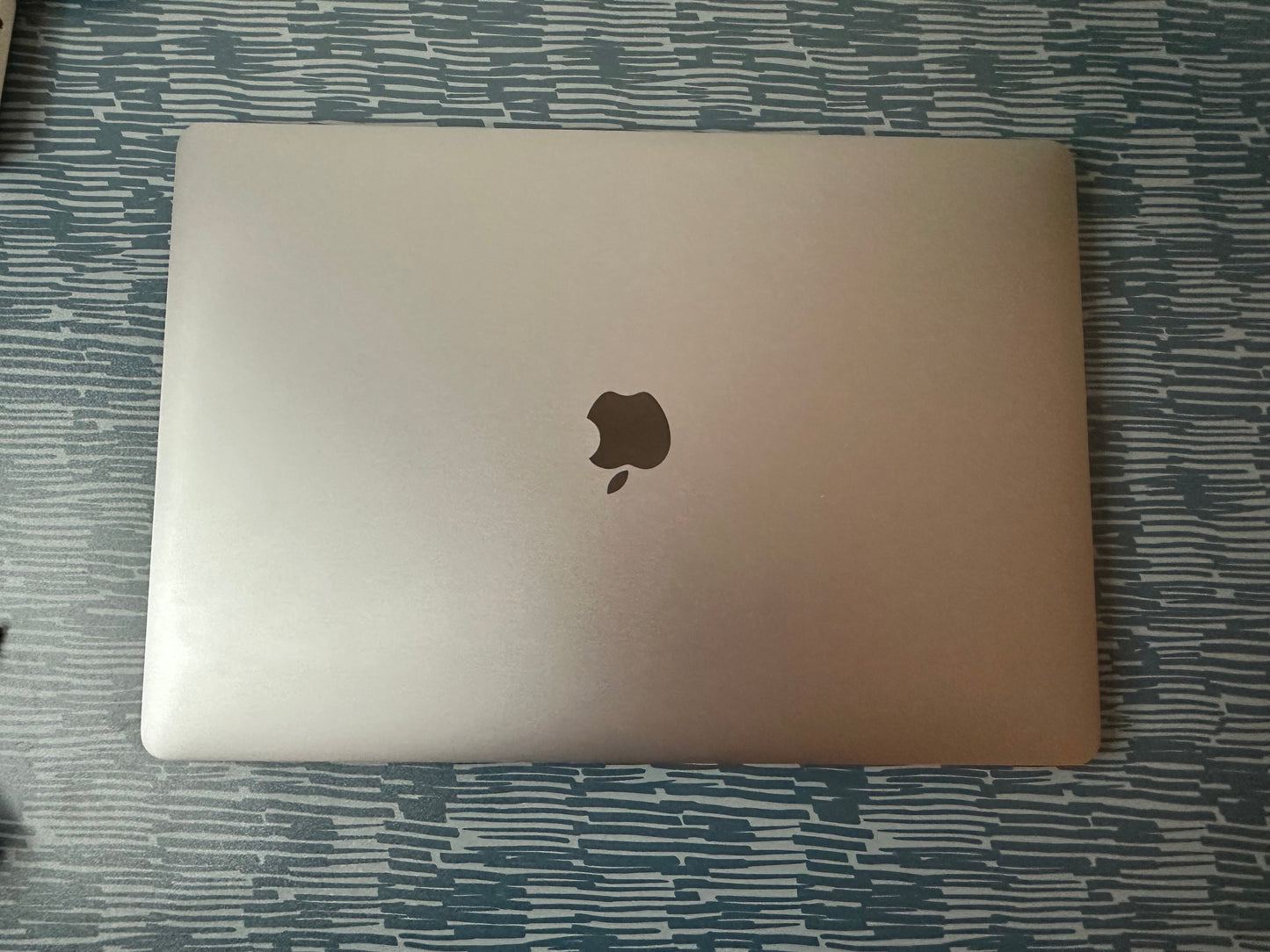 MacBook Pro 15" 2019 | i7 | 16GB RAM | 256GB SSD | AMD 555X | Grigio
