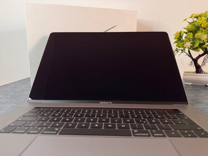 MacBook Pro 15" 2019 | i7 | 16GB RAM | 256GB SSD | AMD 555X | Grigio
