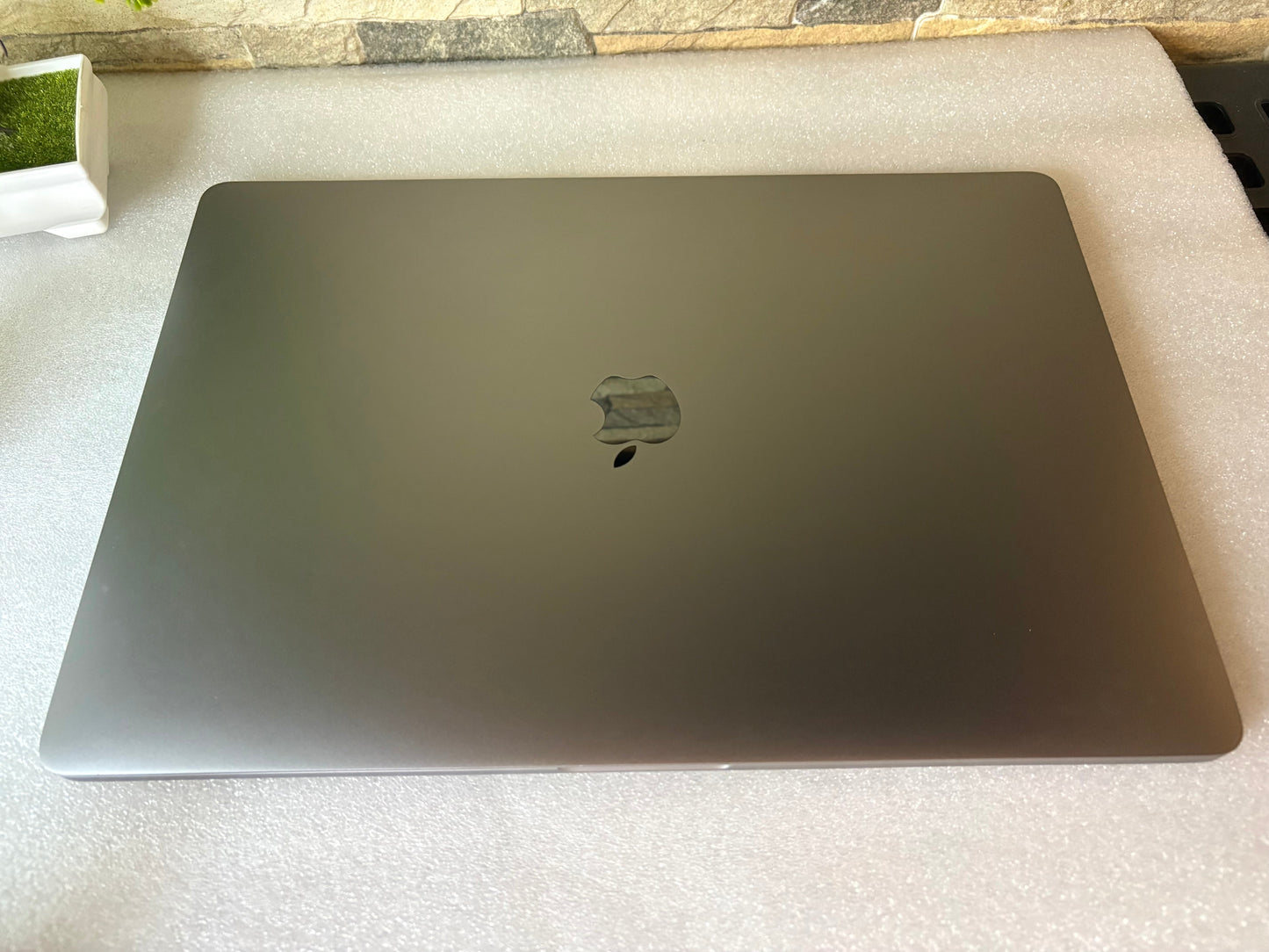 MacBook Pro 15" 2017 | i7 | 16GB RAM | 512GB SSD | AMD 560 | Grigio
