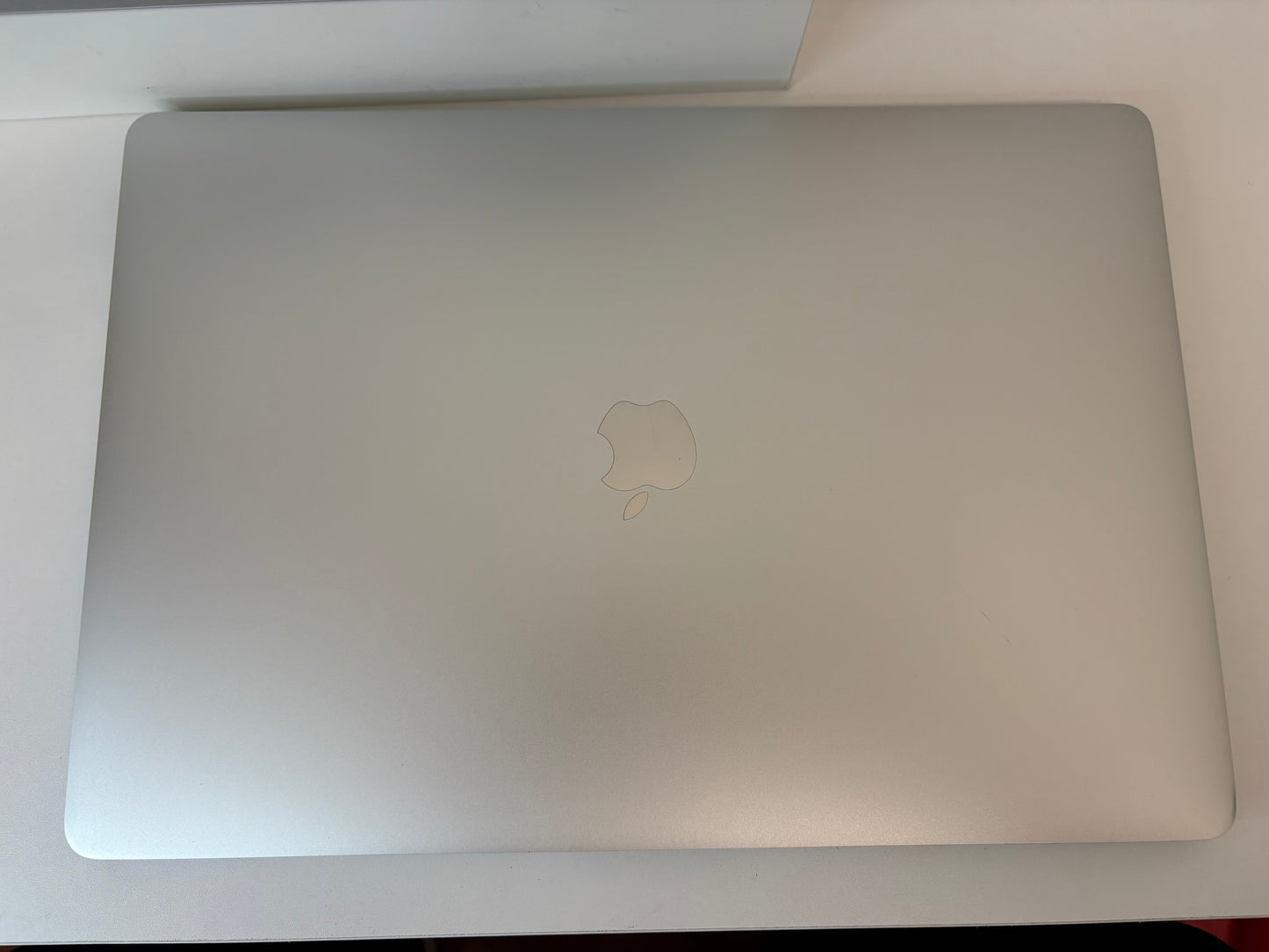 MacBook Pro 15" 2016 | i7 | 16GB RAM | 256GB SSD | AMD 450 | Argento