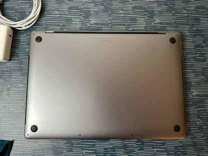 MacBook Pro 15" 2019 | i7 | 16GB RAM | 256GB SSD | AMD 555X | Grigio