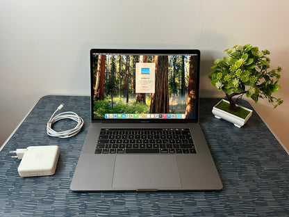 MacBook Pro 15" 2019 | i7 | 16GB RAM | 256GB SSD | AMD 555X | Grigio