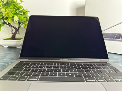 MacBook Pro 13" 2018 | i5 | 8GB RAM | 256GB SSD | Touch Bar | Grigio