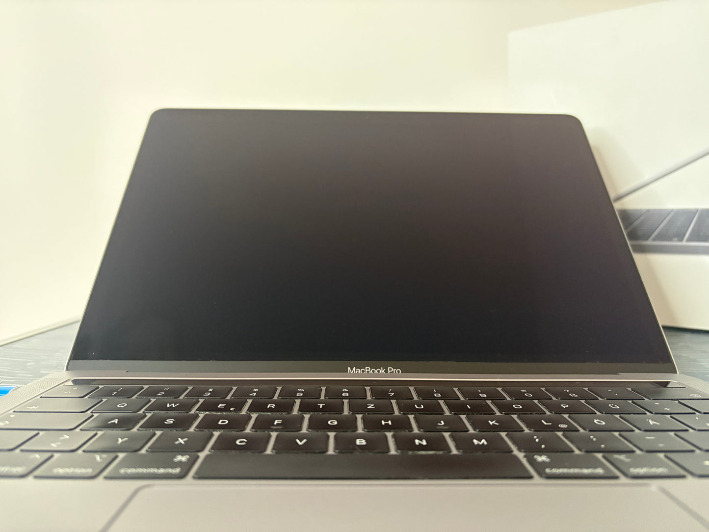 MacBook Pro 13" 2018 | i5 | 8GB RAM | 256GB SSD | Touch Bar | Grigio
