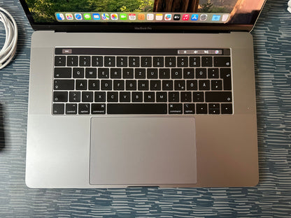 MacBook Pro 15" 2019 | i7 | 16GB RAM | 256GB SSD | AMD 555X | Grigio