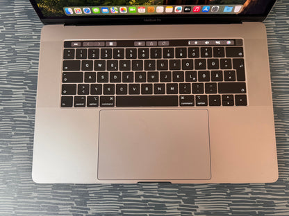 MacBook Pro 15" 2019 | i7 | 16GB RAM | 256GB SSD | AMD 555X | Grigio