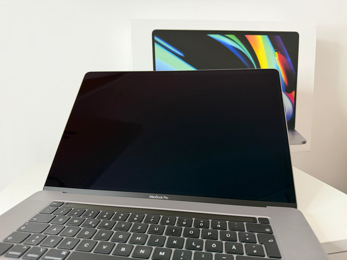 MacBook Pro 16" 2019 | i7 | 16GB RAM | 512GB SSD | AMD 5300M | Grigio