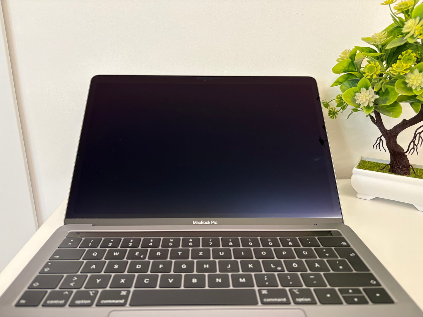 MacBook Pro 13" 2018 | i7 | 16GB RAM | 512GB SSD | Touch Bar | Grigio