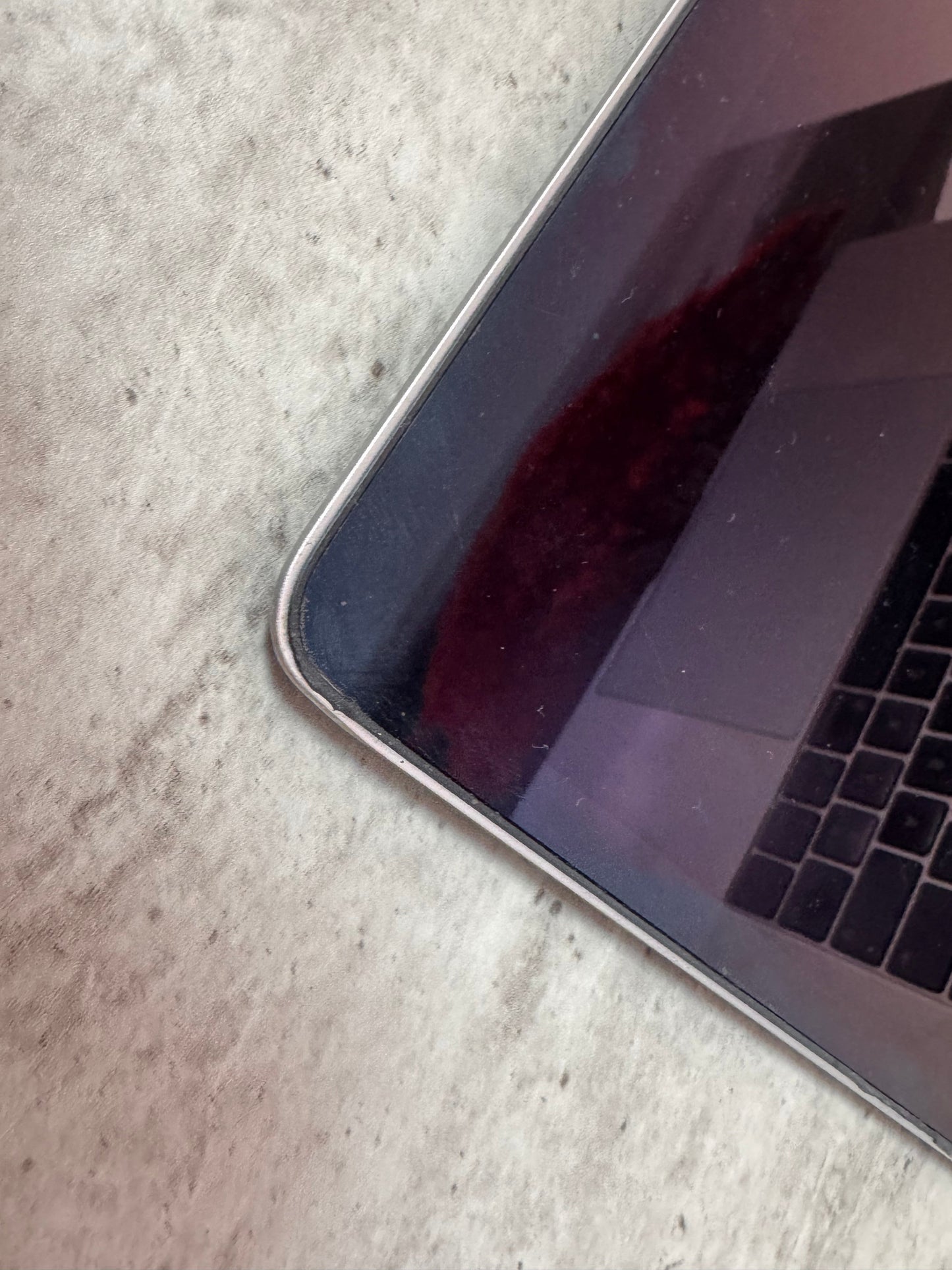 MacBook Pro 15" 2018 | i7 | 16GB RAM | 256GB SSD | AMD 555X | Grigio