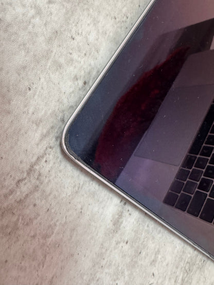 MacBook Pro 15" 2018 | i7 | 16GB RAM | 256GB SSD | AMD 555X | Grigio