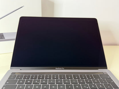 MacBook Pro 13" 2018 | i7 | 16GB RAM | 512GB SSD | Touch Bar | Grigio