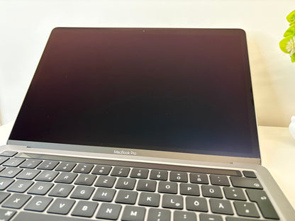 MacBook Pro 13" M1 2020 | 8GB RAM | 512GB SSD | 8-Core GPU | Touch Bar | Grigio