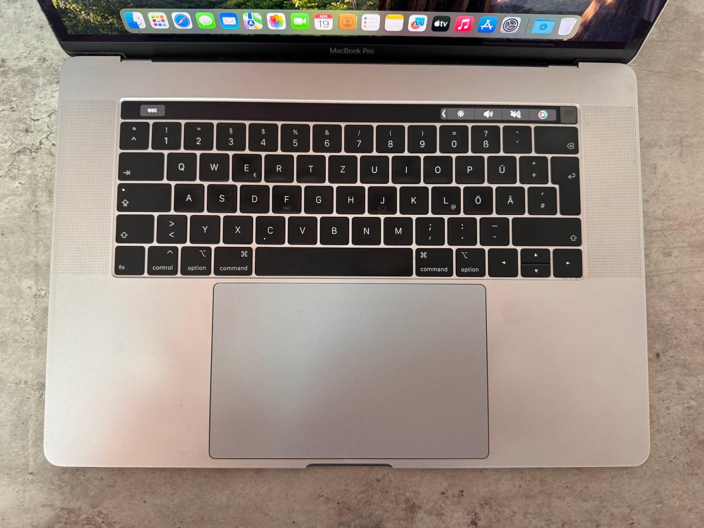 MacBook Pro 15" 2018 | i7 | 16GB RAM | 256GB SSD | AMD 555X | Grigio