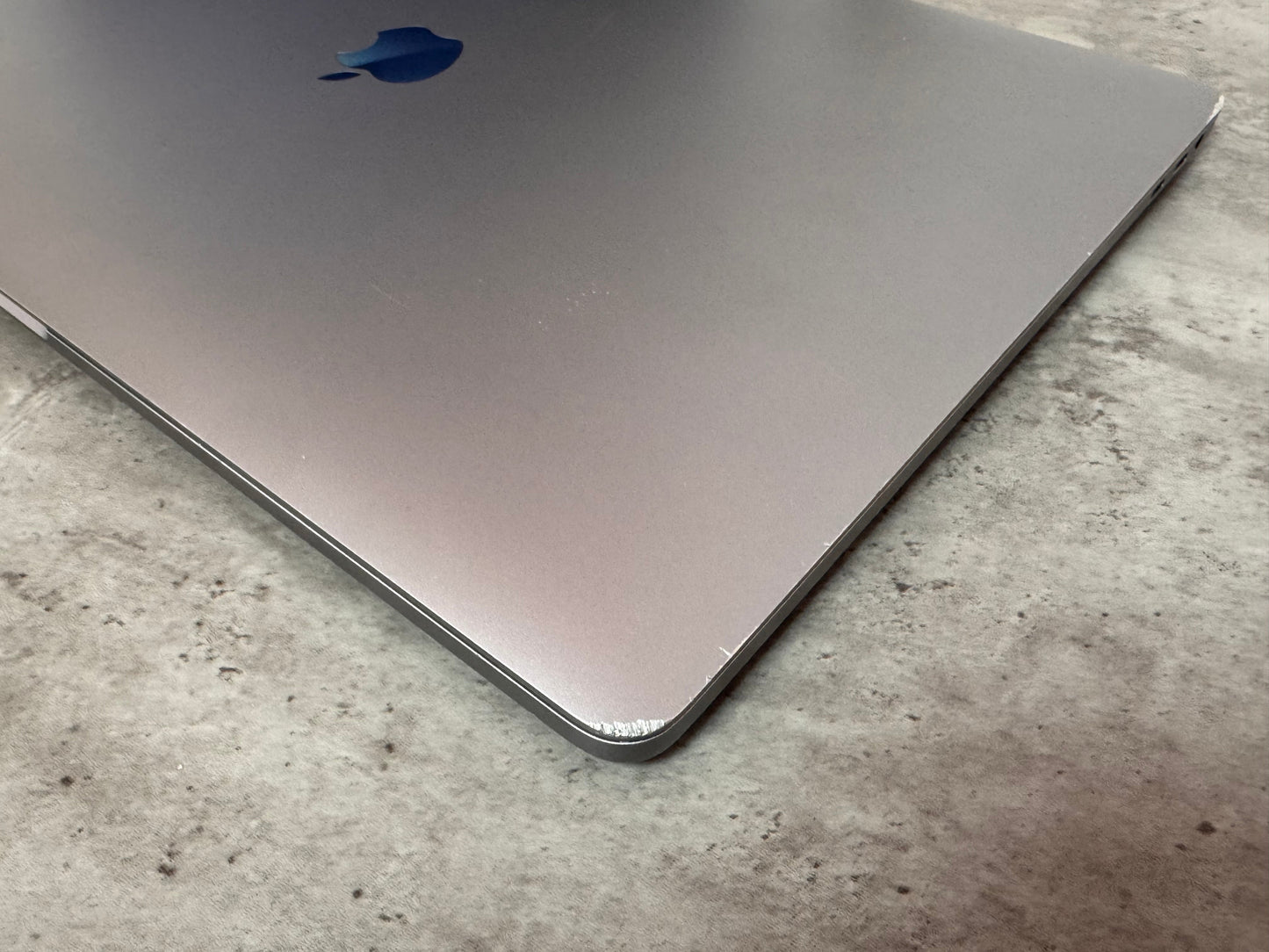 MacBook Pro 15" 2018 | i7 | 16GB RAM | 256GB SSD | AMD 555X | Grigio