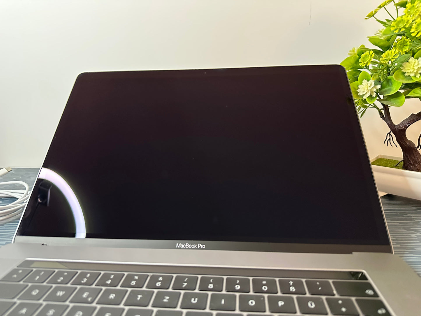 MacBook Pro 15" 2019 | i7 | 16GB RAM | 256GB SSD | AMD 555X | Grigio