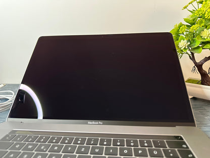 MacBook Pro 15" 2019 | i7 | 16GB RAM | 256GB SSD | AMD 555X | Grigio