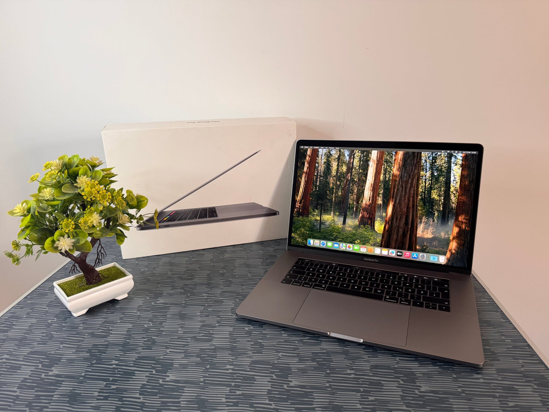 MacBook Pro 15" 2019 | i7 | 16GB RAM | 256GB SSD | AMD 555X | Grigio
