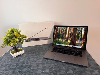 MacBook Pro 15" 2019 | i7 | 16GB RAM | 256GB SSD | AMD 555X | Grigio