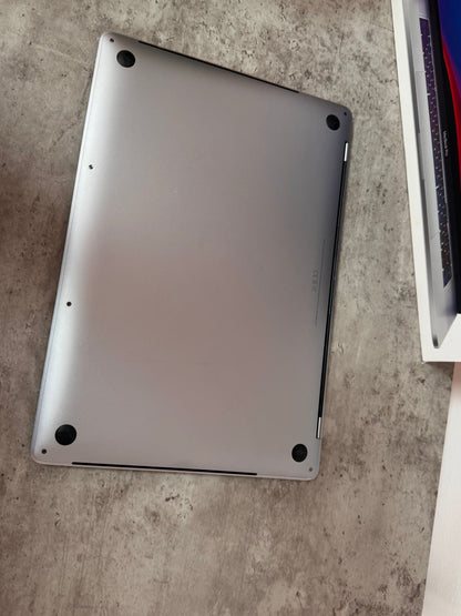 MacBook Pro 15" 2018 | i7 | 16GB RAM | 256GB SSD | AMD 555X | Grigio