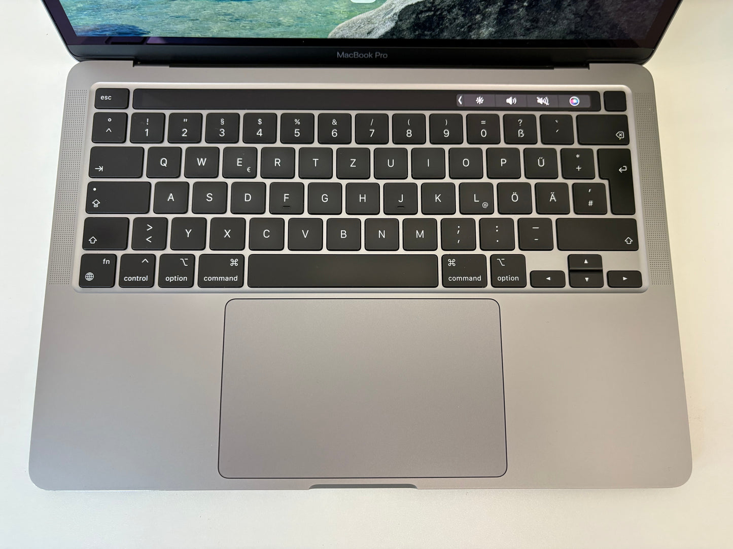 MacBook Pro 13" M1 2020 | 8GB RAM | 512GB SSD | 8-Core GPU | Touch Bar | Grigio