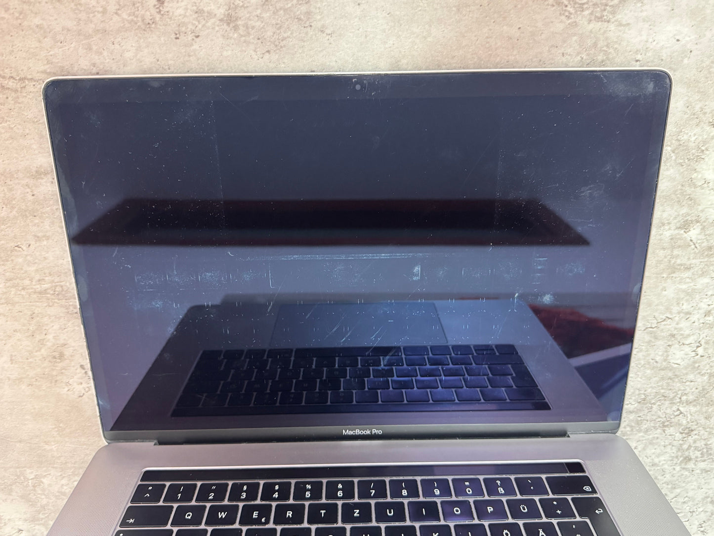 MacBook Pro 15" 2018 | i7 | 16GB RAM | 256GB SSD | AMD 555X | Grigio