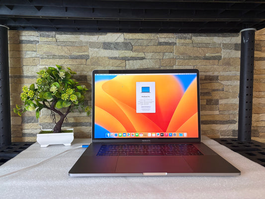 MacBook Pro 15" 2017 | i7 | 16GB RAM | 512GB SSD | AMD 560 | Grigio