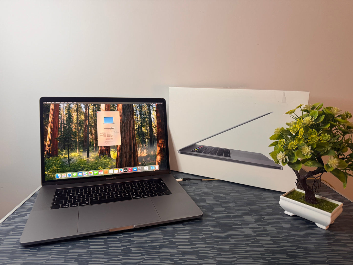MacBook Pro 15" 2019 | i7 | 16GB RAM | 256GB SSD | AMD 555X | Grigio