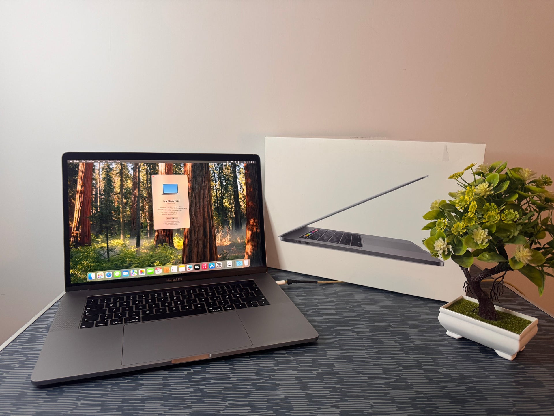 MacBook Pro 15" 2019 | i7 | 16GB RAM | 256GB SSD | AMD 555X | Grigio