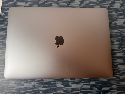 MacBook Pro 15" 2019 | i7 | 16GB RAM | 256GB SSD | AMD 555X | Grigio