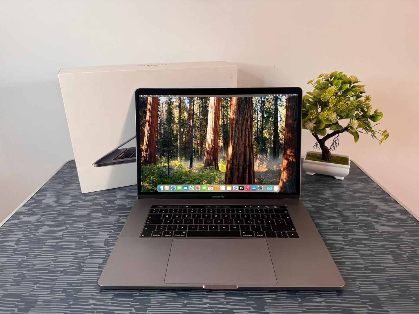 MacBook Pro 15" 2019 | i7 | 16GB RAM | 256GB SSD | AMD 555X | Grigio