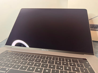 MacBook Pro 15" 2019 | i7 | 16GB RAM | 256GB SSD | AMD 555X | Grigio